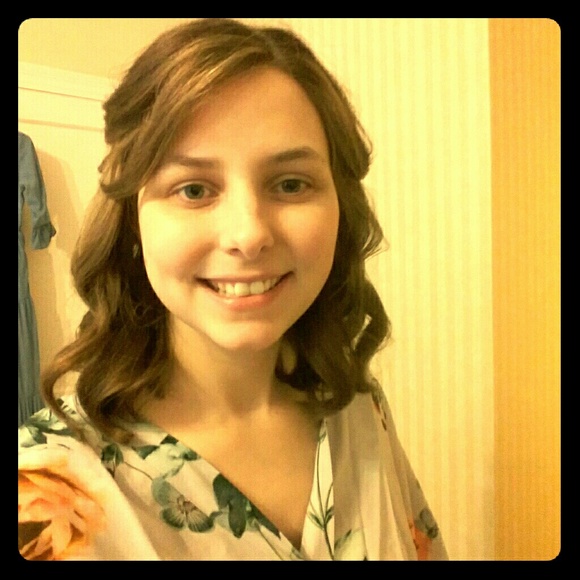 Meet your Posher, Laura - Picture 1 of 1